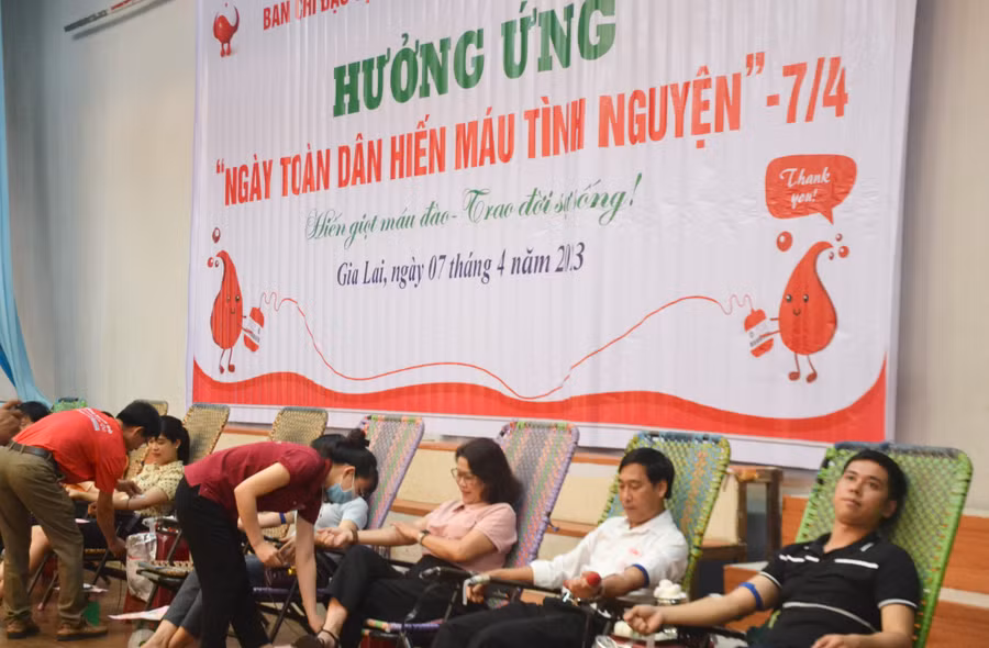 Đông đảo người dân hưởng ứng “Ngày toàn dân hiến máu tình nguyện” tại Nhà Thiếu nhi TP. Pleiku. Ảnh: Hoàng Cư