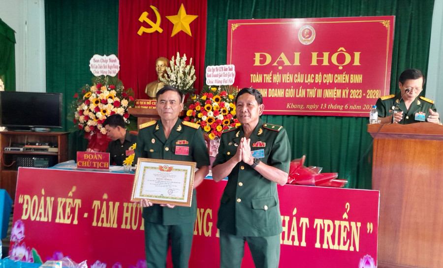 Hội CCB tỉnh khen thưởng cho Câu lạc bộ “Cựu chiến binh sản xuất kinh doanh giỏi” huyện Kbang. Ảnh: Minh Ngân