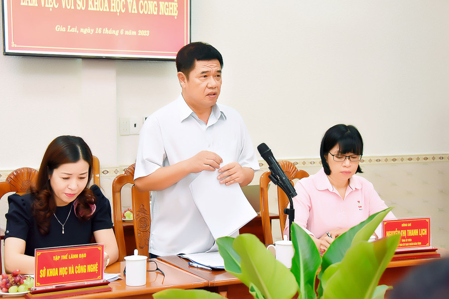 Ông Nguyễn Nam Hải-Giám đốc Sở Khoa học và Công nghệ tỉnh Gia Lai báo cáo kết quả triển khai các nhiệm vụ KH-CN trong thời gian qua. Ảnh: Đức Thụy