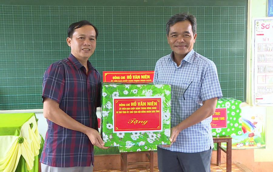 Bí thư Tỉnh ủy Hồ Văn Niên (bìa phải) tặng quà cho xã Lơ Pang (huyện Mang Yang). Ảnh: Nguyễn Đông Bí thư Tỉnh ủy Hồ Văn Niên (bìa phải) tặng quà cho xã Lơ Pang (huyện Mang Yang). Ảnh: Nguyễn Đông