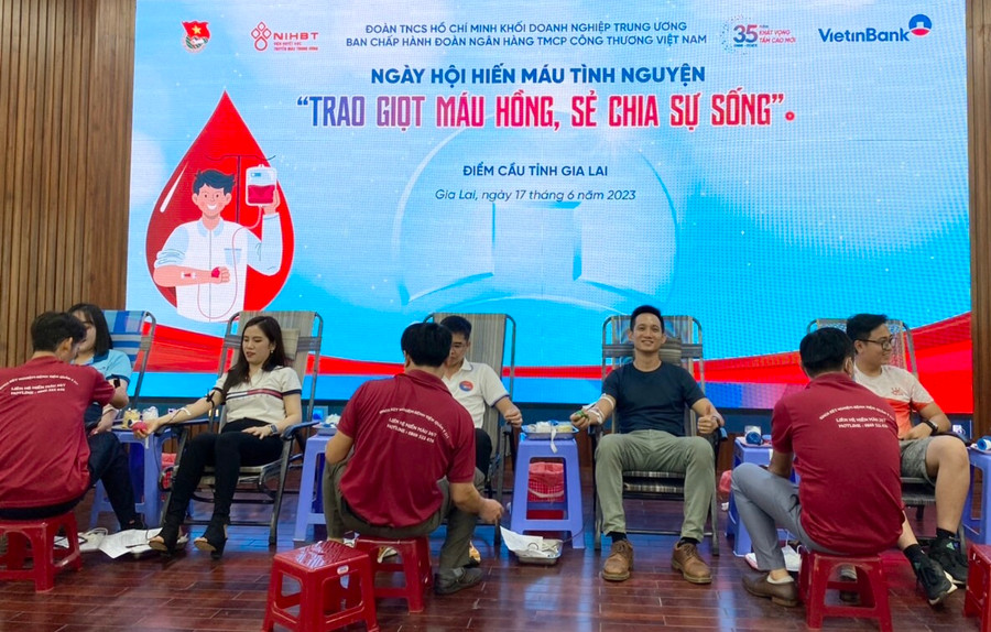 Cán bộ, nhân viên và người lao động Vietinbank Gia Lai hiến máu tình nguyện. Ảnh: Hồng Ngọc