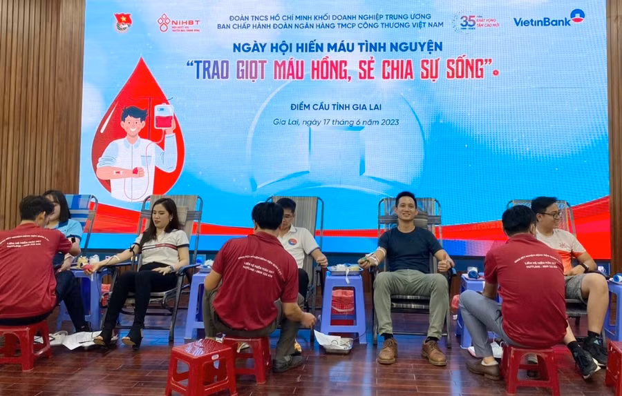 Cán bộ, nhân viên và người lao động Vietinbank Gia Lai hiến máu tình nguyện. Ảnh: Hồng Ngọc