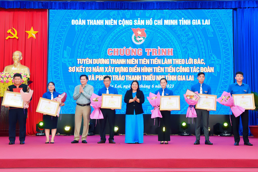 Phó Chủ tịch Thường trực HĐND tỉnh Trương Văn Đạt (thứ 2 từ trái sang) và Bí thư Tỉnh Đoàn Hà Thị Giang Thảo trao bằng khen của Chủ tịch UBND tỉnh cho các tập thể có thành tích xuất sắc trong việc nhân rộng điển hình tiên tiến trong công tác Đoàn. Ảnh: Đức Thụy