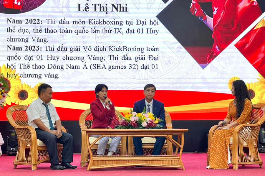 Các gương điển hình tiên tiến tham gia buổi giao lưu tại hội nghị. Ảnh: Lam Nguyên