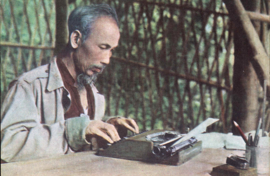 Chủ tịch Hồ Chí Minh làm việc tại chiến khu Việt Bắc năm 1952 (ảnh tư liệu).