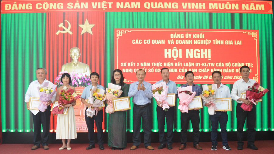Bí thư Đảng ủy Khối các Cơ quan và Doanh nghiệp tỉnh Huỳnh Minh Thuận (đứng giữa) tặng giấy khen cho 8 tập thể có thành tích trong học tập và làm theo tư tưởng, đạo đức, phong cách Hồ Chí Minh. Ảnh: Phương Dung Bí thư Đảng ủy Khối các Cơ quan và Doanh nghiệp tỉnh Huỳnh Minh Thuận (đứng giữa) tặng giấy khen cho 8 tập thể có thành tích trong học tập và làm theo tư tưởng, đạo đức, phong cách Hồ Chí Minh. Ảnh: Phương Dung