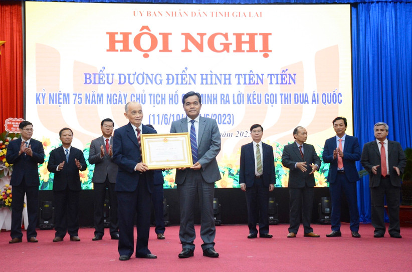 Ủy viên Ban Chấp hành Trung ương Đảng, Bí thư Tỉnh ủy, Chủ tịch HĐND tỉnh Hồ Văn Niên trao Huân chương Lao động hạng nhất của Chủ tịch nước cho Phó Giáo sư-Tiến sĩ Nguyễn Danh-Chủ tịch Liên hiệp các Hội Khoa học và Kỹ thuật tỉnh. Ảnh: Lam Nguyên