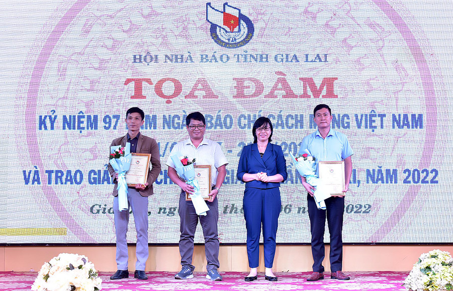 Phó Chủ tịch UBND tỉnh Nguyễn Thị Thanh Lịch trao giải A cho các tác giả tại Giải Báo chí tỉnh lần thứ XI-2022. Ảnh: Đ.T