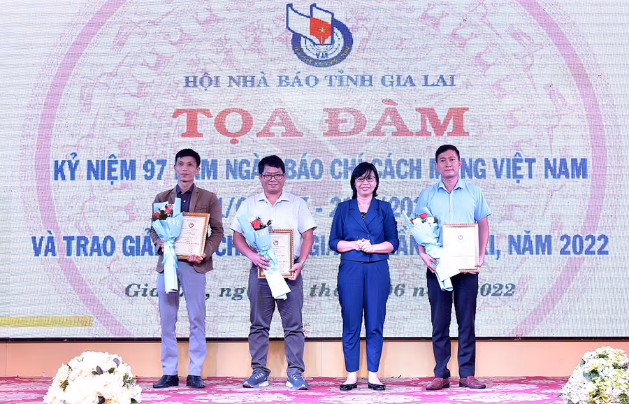Phó Chủ tịch UBND tỉnh Nguyễn Thị Thanh Lịch trao giải A cho các tác giả tại Giải Báo chí tỉnh lần thứ XI-2022. Ảnh: Đ.T