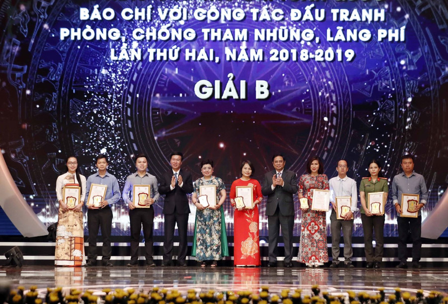 Các đồng chí lãnh đạo Đảng và Nhà nước trao Giải B cho các tác giả đạt giải năm 2018 - 2019. Ảnh: Thống Nhất/TTXVN