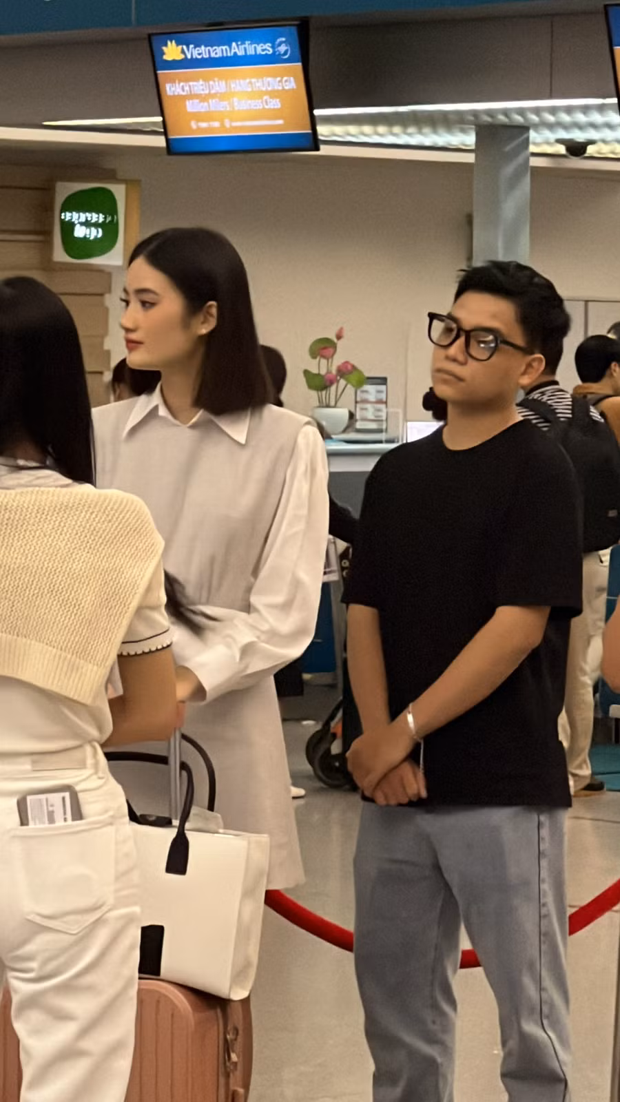 Ý Nhi từng xin lỗi ngay sau nhận ra thiếu sót của bản thân. Sau ba tháng, cô sang Australia du học, hứa trau dồi bản thân. Ý Nhi từng xin lỗi ngay sau nhận ra thiếu sót của bản thân. Sau ba tháng, cô sang Australia du học, hứa trau dồi bản thân.