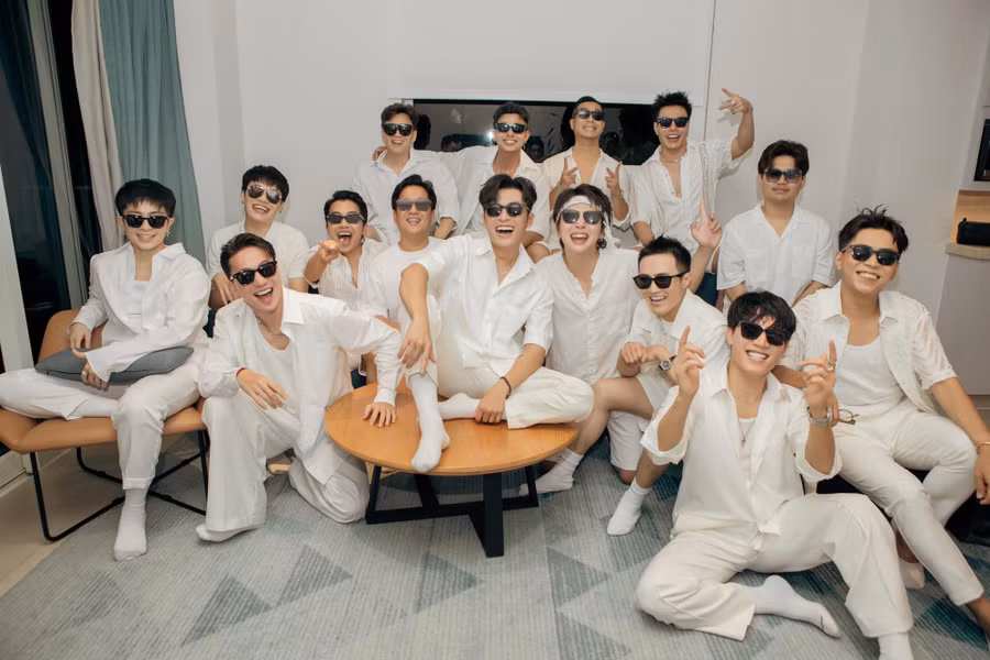 Tiệc chia tay cuộc sống độc thân được Puka và Gin Tuấn Kiệt tổ chức tại một resort 5 sao ở Cam Ranh (Khánh Hòa). Dàn sao nam cùng diện đồ trắng dự tiệc gồm Trường Giang, Trương Thế Vinh, Lê Dương Bảo Lâm, S.T Sơn Thạch, Anh Tú, Ngô Kiến Huy, Jun Phạm, Huỳnh Lập, Duy Khánh, Quang Trung... Ảnh: Phan Thành Nhân