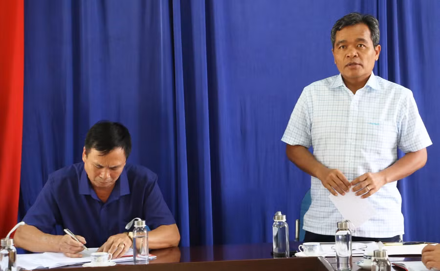 Ủy viên Ban Chấp hành Trung ương Đảng, Bí thư Tỉnh ủy, Chủ tịch HĐND tỉnh Hồ Văn Niên phát biểu chỉ đạo tại buổi sinh hoạt Chi bộ Ban Quản lý rừng phòng hộ Bắc Biển Hồ. Ảnh: Q.T