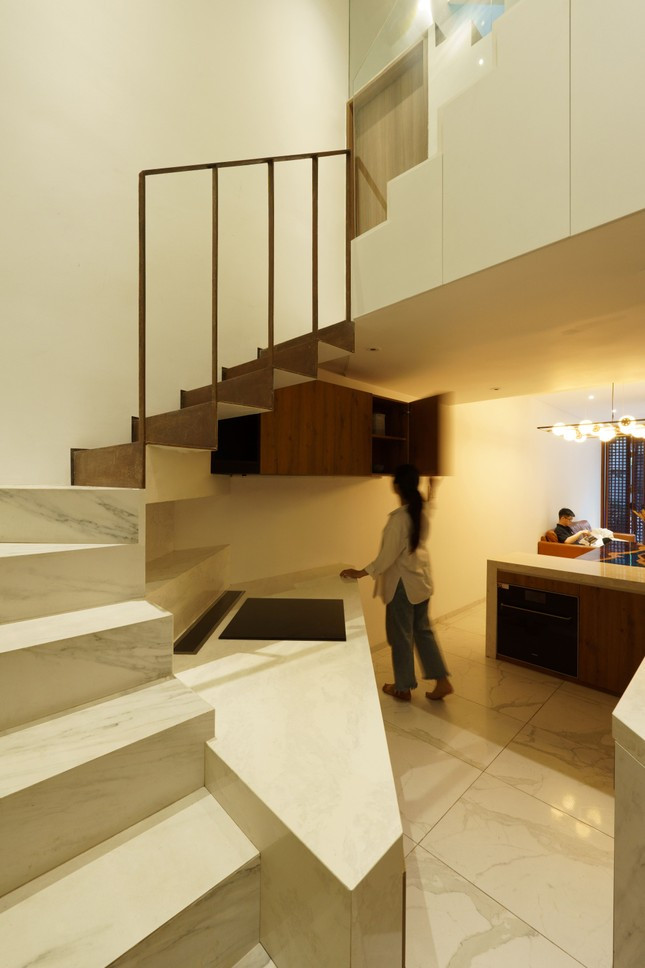 Khu vực bếp, ăn và phòng khách không có ngăn cách, tạo sự kết nối giữa các thành viên trong gia đình. Khu vực bếp, ăn và phòng khách không có ngăn cách, tạo sự kết nối giữa các thành viên trong gia đình.