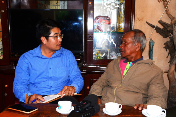 Tác giả trò chuyện cùng ông Ha Xuyên