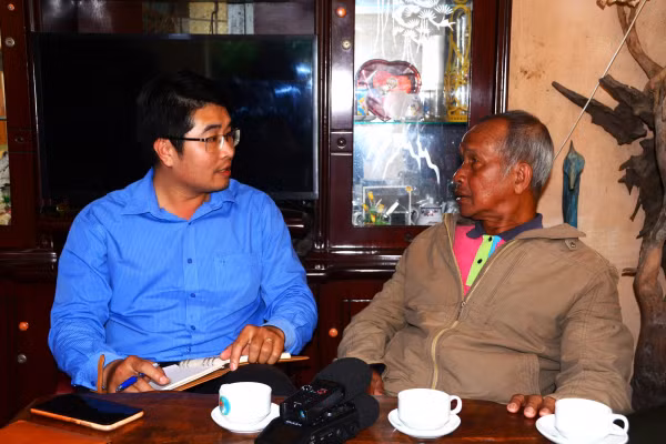 Tác giả trò chuyện cùng ông Ha Xuyên Tác giả trò chuyện cùng ông Ha Xuyên