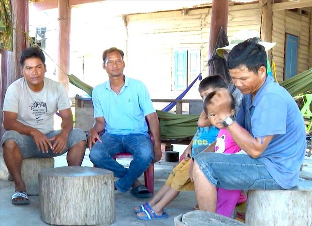 Ông Ksor Bắp (thứ hai từ trái qua) đi vận động người dân không nghe lời của Fulro.