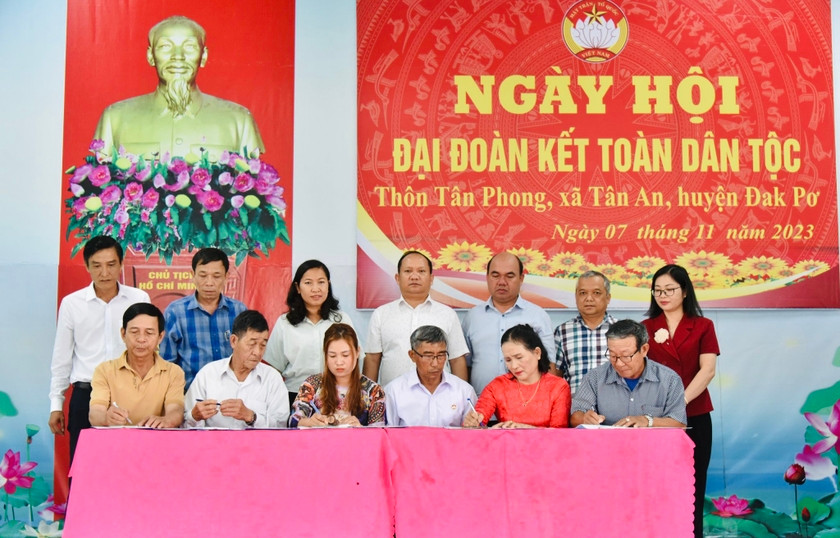 Ban Công tác Mặt trận và các đoàn thể thôn Tân Phong ký kết thực hiện các cuộc vận động và phong trào thi đua yêu nước. Ảnh: Đức Thụy