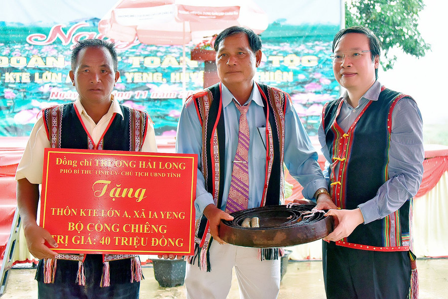 Chủ tịch UBND tỉnh Trương Hải Long (bìa phải) trao bộ cồng chiêng trị giá 40 triệu đồng cho thôn Kte Lớn A. Ảnh: Đức Thụy Chủ tịch UBND tỉnh Trương Hải Long (bìa phải) trao bộ cồng chiêng trị giá 40 triệu đồng cho thôn Kte Lớn A. Ảnh: Đức Thụy