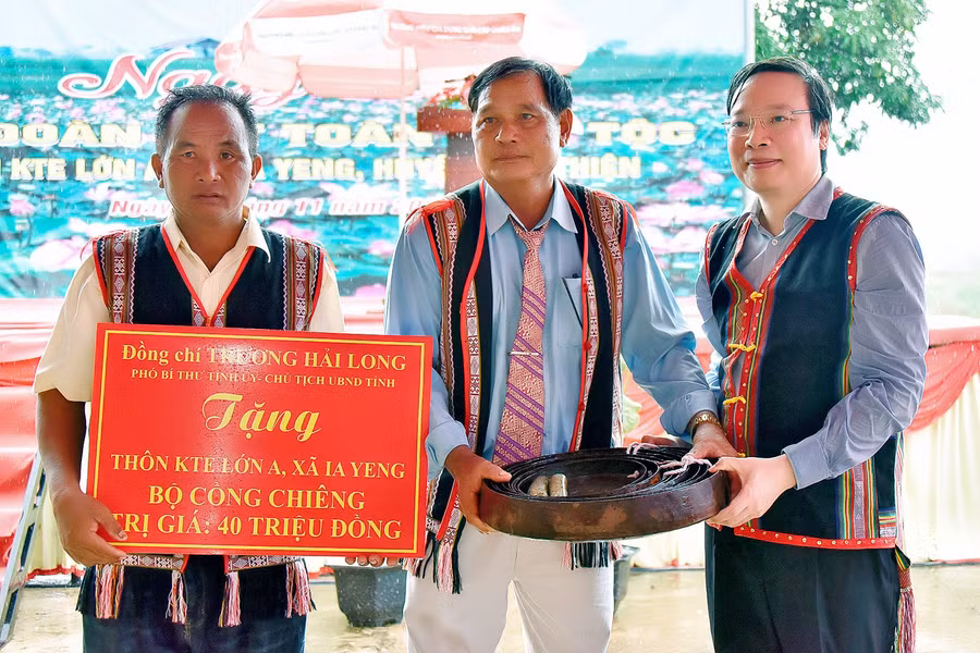 Chủ tịch UBND tỉnh Trương Hải Long (bìa phải) trao bộ cồng chiêng trị giá 40 triệu đồng cho thôn Kte Lớn A. Ảnh: Đức Thụy
