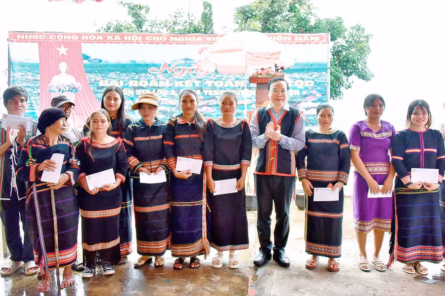 Chủ tịch UBND tỉnh Trương Hải Long tặng quà cho các hộ nghèo của thôn Kte Lớn A; mỗi suất trị giá 500.000 đồng trích từ Quỹ "Vì người nghèo" tỉnh. Ảnh: Đức Thụy