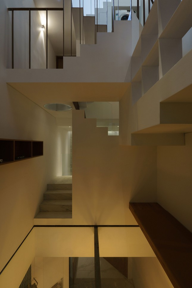 Các không gian tập trung quanh lõi thông tầng, gắn kết các thành viên trong gia đình. Các không gian tập trung quanh lõi thông tầng, gắn kết các thành viên trong gia đình.