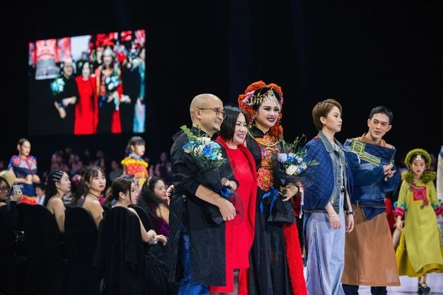 NTK Cao Minh Tiến (bìa trái) trong show diễn khai mạc Tuần lễ thời trang quốc tế Việt Nam thu đông 2023 tại Hà Nội