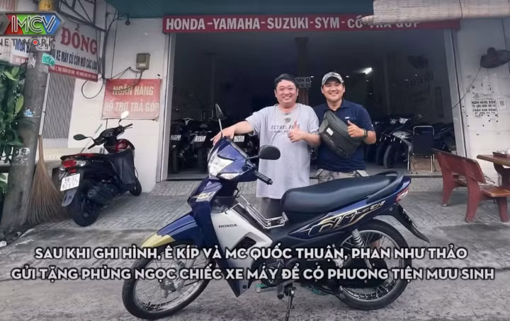 Ê-kíp chương trình "Gõ cửa thăm nhà" tặng Phùng Ngọc chiếc xe máy với hy vọng anh có cuộc sống tốt hơn.