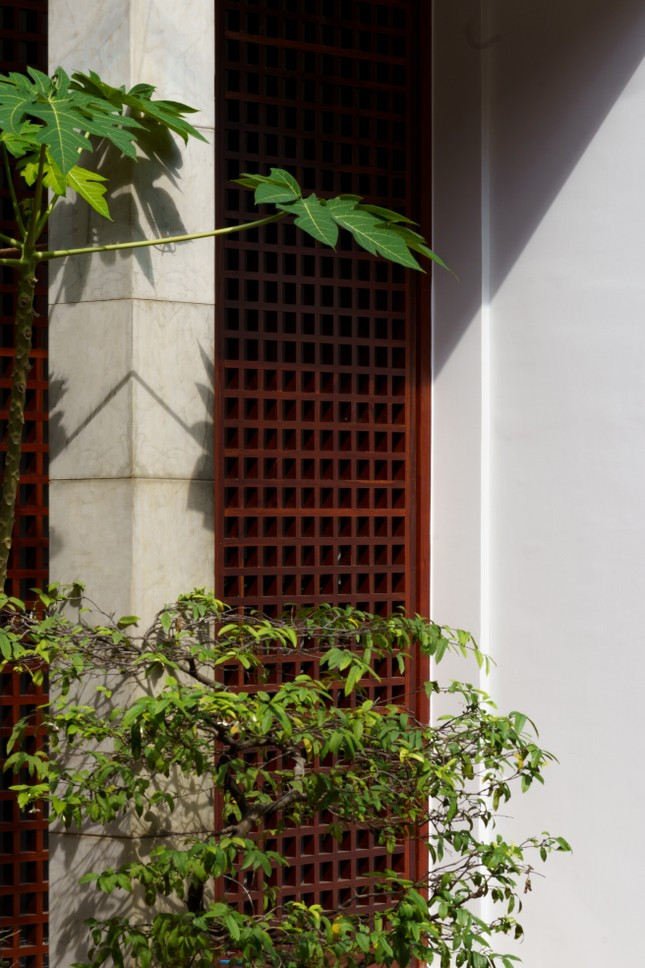 Ngôi nhà sử dụng gỗ đục lỗ vuông ở mặt tiền để chống nắng, lấy gió bên ngoài. Ngôi nhà sử dụng gỗ đục lỗ vuông ở mặt tiền để chống nắng, lấy gió bên ngoài.