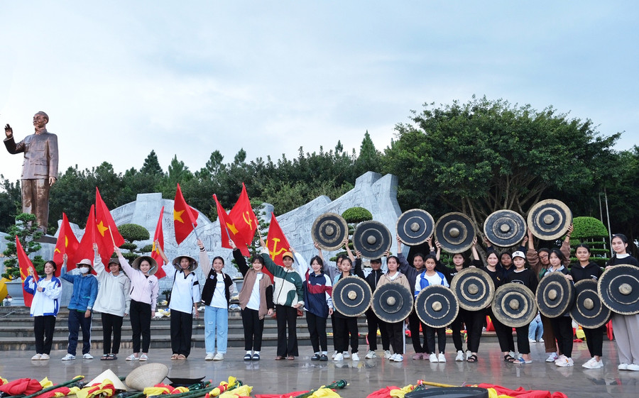 Học sinh Trường THPT Dân tộc Nội trú tỉnh tập luyện các tiết mục cho đêm khai mạc Tuần Văn hóa-Du lịch Gia Lai 2023. Ảnh: H.N