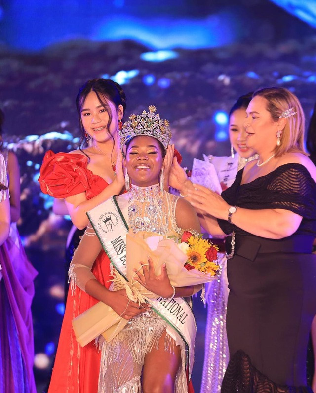 Nữ sinh 14 tuổi đoạt Á hậu 1 Miss Eco Teen International - Ảnh 2. Bella Vũ trao vương miện Miss Eco Teen International cho Enhle Mdakane (Nam Phi). Ảnh: NVCC