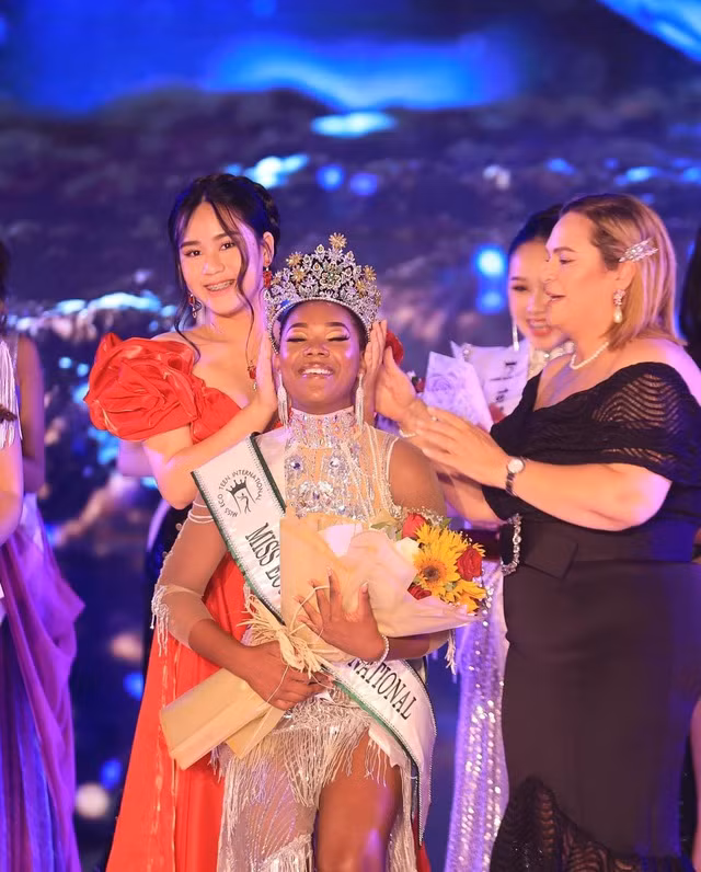 Bella Vũ trao vương miện Miss Eco Teen International cho Enhle Mdakane (Nam Phi). Ảnh: NVCC