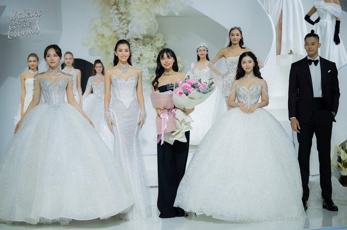 Hoa hậu Tiểu Vy, Mai Phương lộng lẫy đầm cưới - Ảnh 11.