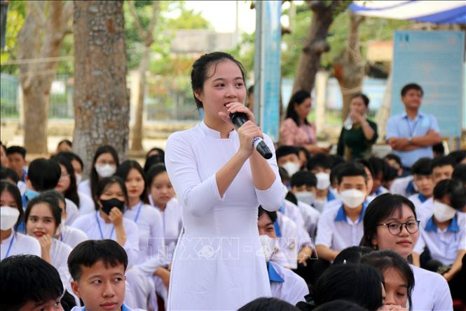 Các em học sinh giao lưu trả lời câu hỏi về biển đảo Việt Nam tại Triển lãm số &quot;Hoàng Sa, Trường Sa của Việt Nam - Những bằng chứng lịch sử và pháp lý&quot;.