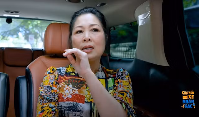 Hồng Vân rơi nước mắt khi dẫn dắt chương trình Chuyến xe nhan sắc. Ảnh: Chụp màn hình