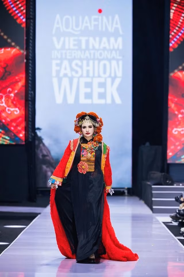 Ca sĩ Thanh Lam trình diễn BST Một chiếc áo mới của NTK Cao Minh Tiến