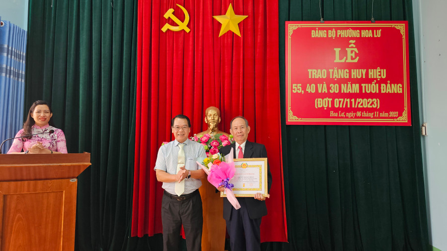 Phó Bí thư Thường trực Thành ủy Pleiku Trần Xuân Quang trao huy Huy hiệu cho đồng chí 55 năm tuổi Đảng. Ảnh: Bá Bính Phó Bí thư Thường trực Thành ủy Pleiku Trần Xuân Quang trao huy Huy hiệu cho đồng chí 55 năm tuổi Đảng. Ảnh: Bá Bính