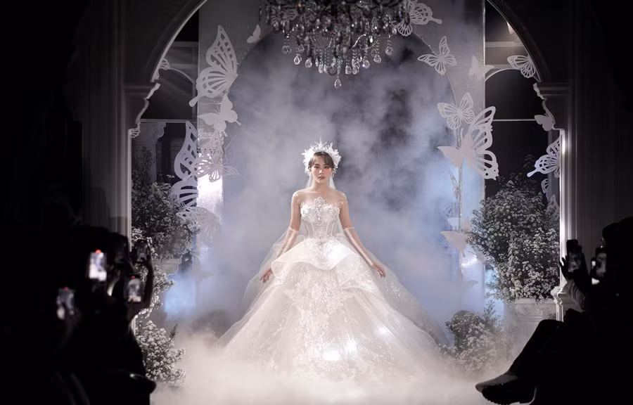 Hoa hậu diện chiếc váy tùng xòe hoành tráng được đính kết hàng nghìn kim sa cao cấp lấp lánh trong đêm diễn. Ảnh: CTV/Vietnam+