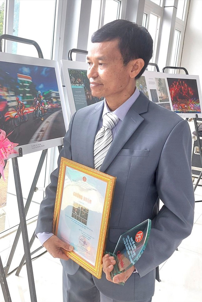 Ông Đinh Văn Nam bên tác phẩm “Quy trình chế biến rượu cần của người Ê đê” Ông Đinh Văn Nam bên tác phẩm “Quy trình chế biến rượu cần của người Ê đê”