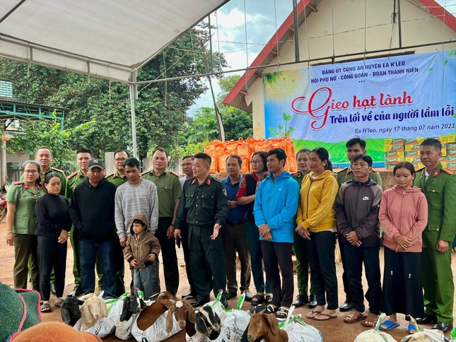 Công an huyện Ea H’leo tặng nhiều suất quà, dê cho các trường hợp vượt biên trái phép, mãn hạn tù trở về Công an huyện Ea H’leo tặng nhiều suất quà, dê cho các trường hợp vượt biên trái phép, mãn hạn tù trở về