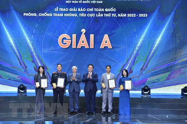 Trưởng Ban Tuyên giáo Trung ương Nguyễn Trọng Nghĩa và Chủ tịch Ủy ban Trung ương MTTQ Việt Nam Đỗ Văn Chiến trao Giải A cho các tác giả. Ảnh: Minh Đức/TTXVN Trưởng Ban Tuyên giáo Trung ương Nguyễn Trọng Nghĩa và Chủ tịch Ủy ban Trung ương MTTQ Việt Nam Đỗ Văn Chiến trao Giải A cho các tác giả. Ảnh: Minh Đức/TTXVN