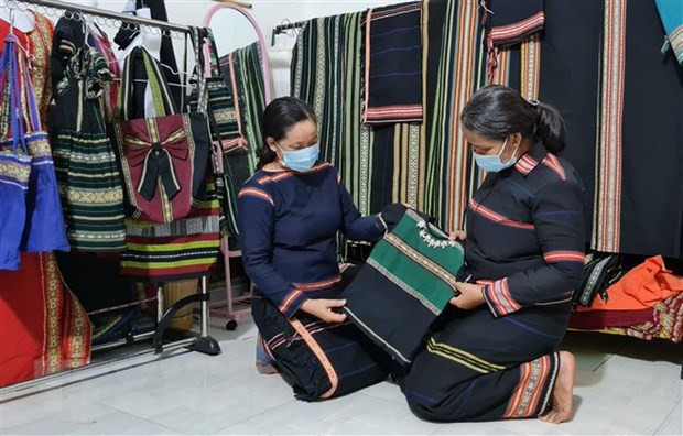 Phụ nữ tại một số buôn làng thuộc xã Biển Hồ, thành phố Pleiku (Gia Lai) dệt thổ cẩm và bán cho du khách. Ảnh: Hồng Điệp/TTXVN Phụ nữ tại một số buôn làng thuộc xã Biển Hồ, thành phố Pleiku (Gia Lai) dệt thổ cẩm và bán cho du khách. Ảnh: Hồng Điệp/TTXVN