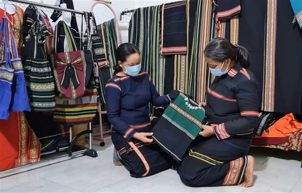 Phụ nữ tại một số buôn làng thuộc xã Biển Hồ, thành phố Pleiku (Gia Lai) dệt thổ cẩm và bán cho du khách. Ảnh: Hồng Điệp/TTXVN