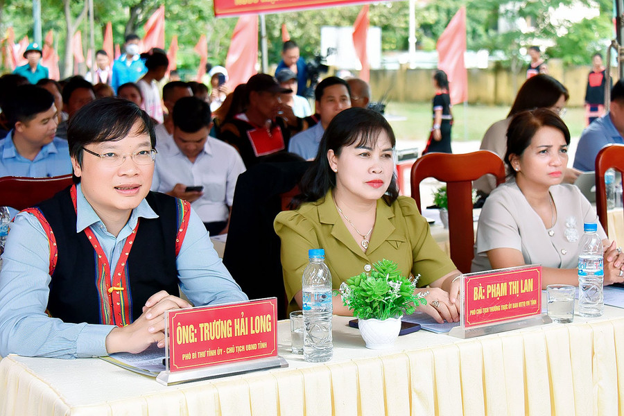 Các đại biểu của tỉnh tham dự Ngày hội Đại đoàn kết toàn dân tộc tại thôn Kte Lớn A. Ảnh: Đức Thụy Các đại biểu của tỉnh tham dự Ngày hội Đại đoàn kết toàn dân tộc tại thôn Kte Lớn A. Ảnh: Đức Thụy