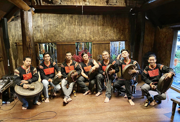 Trong buôn hiện có hai đội chiêng cao tuổi và trẻ tuổi thường xuyên được mời phục vụ du khách trong và ngoài tỉnh. Trong buôn hiện có hai đội chiêng cao tuổi và trẻ tuổi thường xuyên được mời phục vụ du khách trong và ngoài tỉnh.