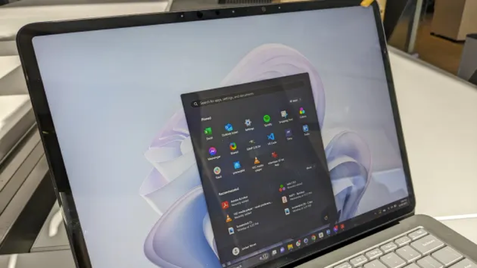 Phiên bản cập nhật Windows 11 của Microsoft đưa Menu Start vào giữa màn hình. Ảnh: CNBC