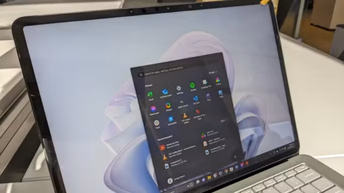 Phiên bản cập nhật Windows 11 của Microsoft đưa Menu Start vào giữa màn hình. Ảnh: CNBC