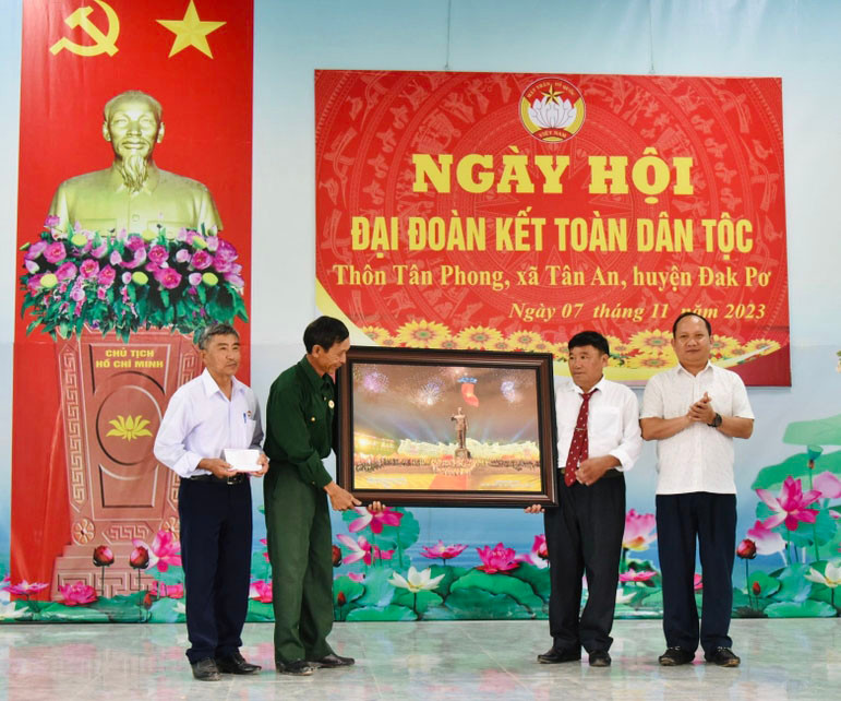 Phó Bí thư Tỉnh ủy Rah Lan Chung tặng quà cho hệ thống chính trị thôn Tân Phong. Ảnh: T.D