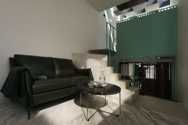 Bộ ghế sofa và bàn đen khiến không gian thêm sang trọng, huyền bí. Bộ ghế sofa và bàn đen khiến không gian thêm sang trọng, huyền bí.