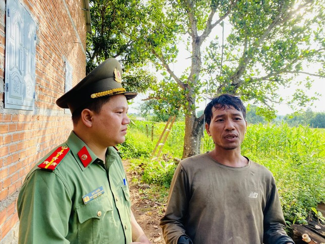 Đại úy Niê Chíu trò chuyện với Nay Y Mông Đại úy Niê Chíu trò chuyện với Nay Y Mông